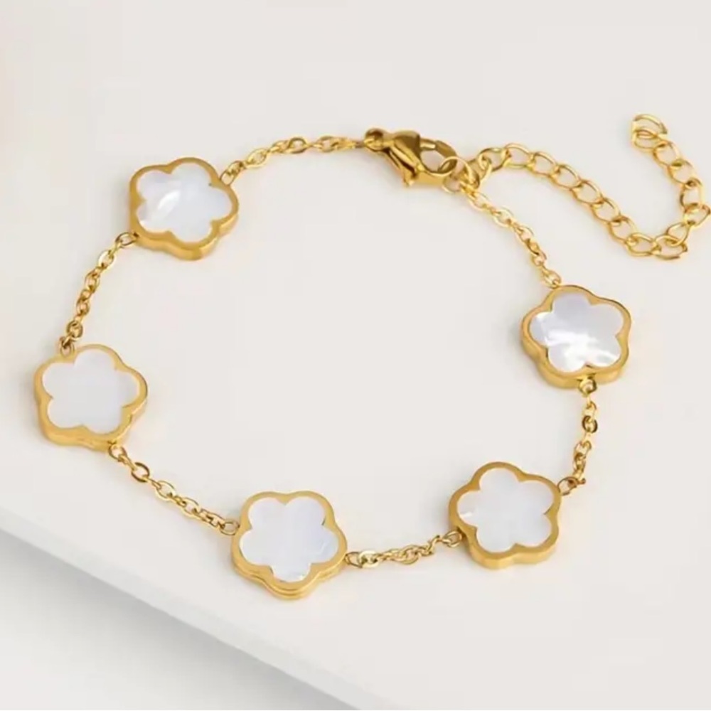 18k Gold Plated 5 white Cloves Bracelet